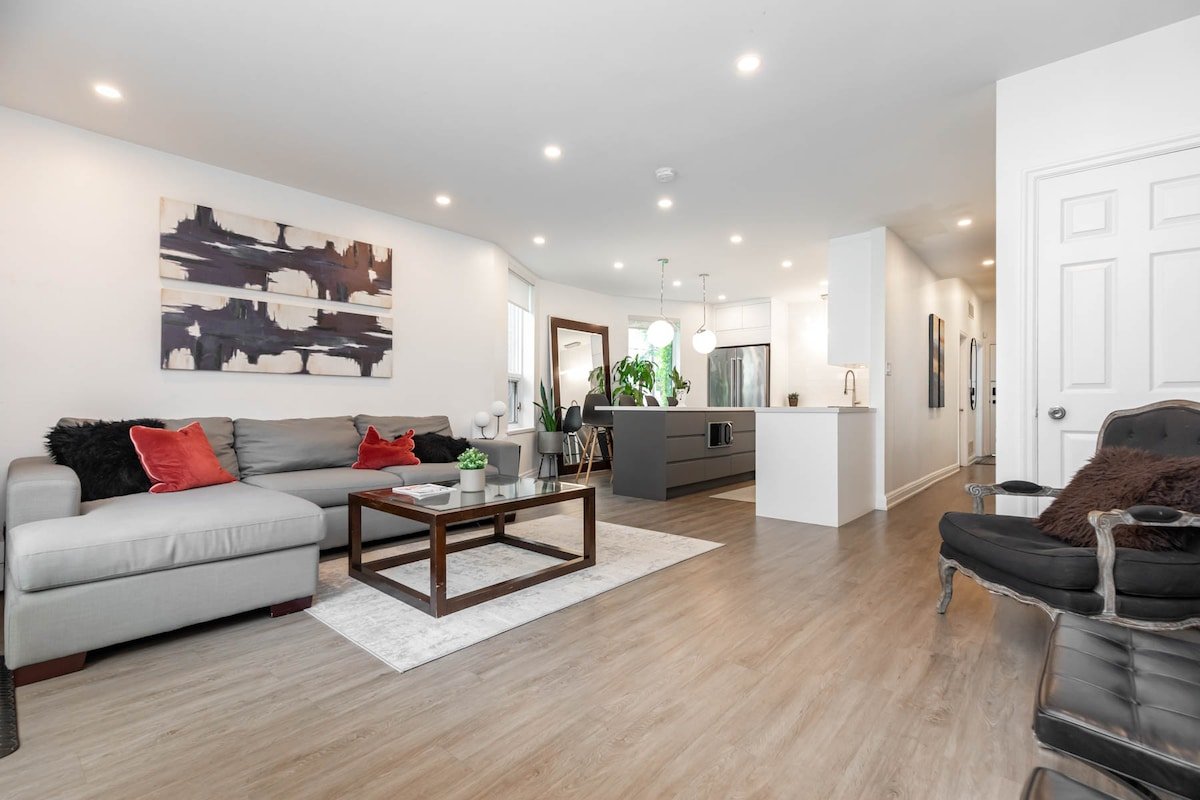 Downtown Victorian close to the Eaton Centre gallery image 4