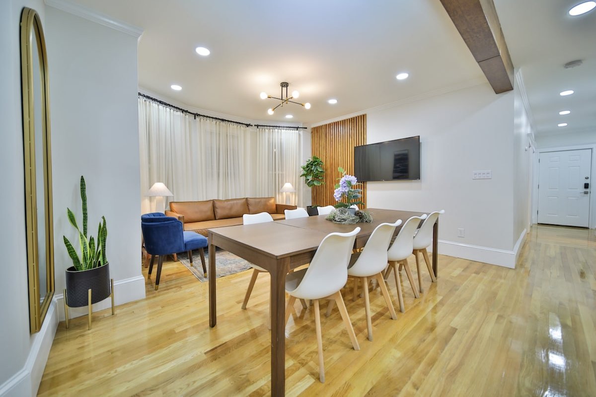 Large Triplex Backyard near T 4 GroupsBusiness gallery image 4