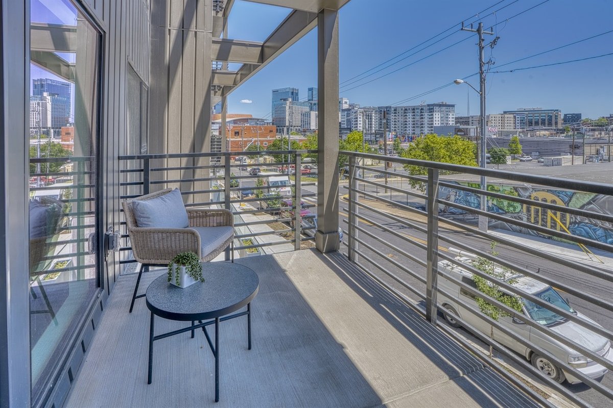 Luxury 4BR Condo|Concierge-Pool-Walk to Downtown! gallery image 5