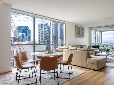 Luxury condo Brisbane CBD. parking.gym.pool