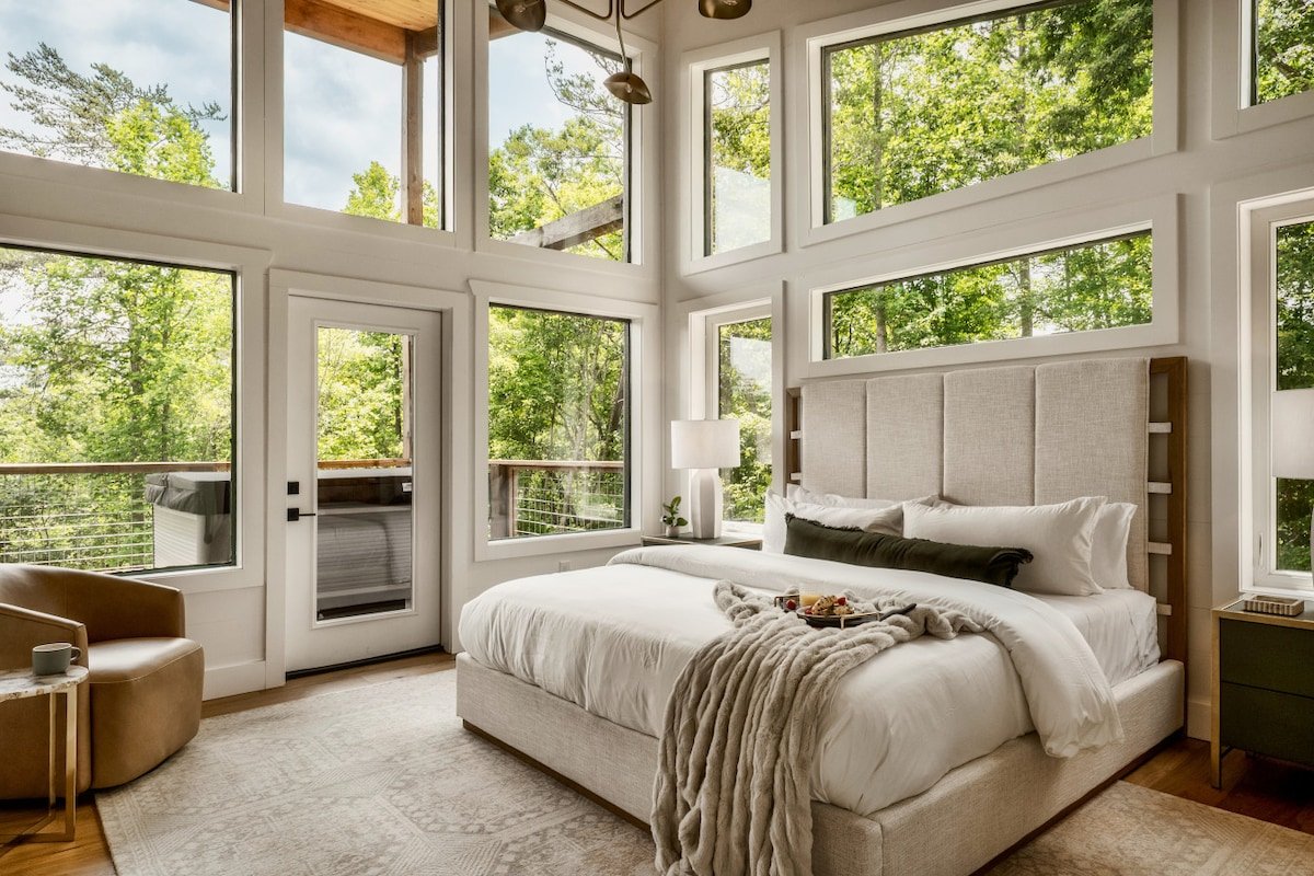 Luxury Sevierville Retreat – Sleeps 21, Pool, Hot gallery image 4