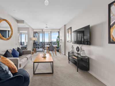 Top Floor! 2Bed/2Bath/1Car/Pool ~ VIEWS ~ CBD