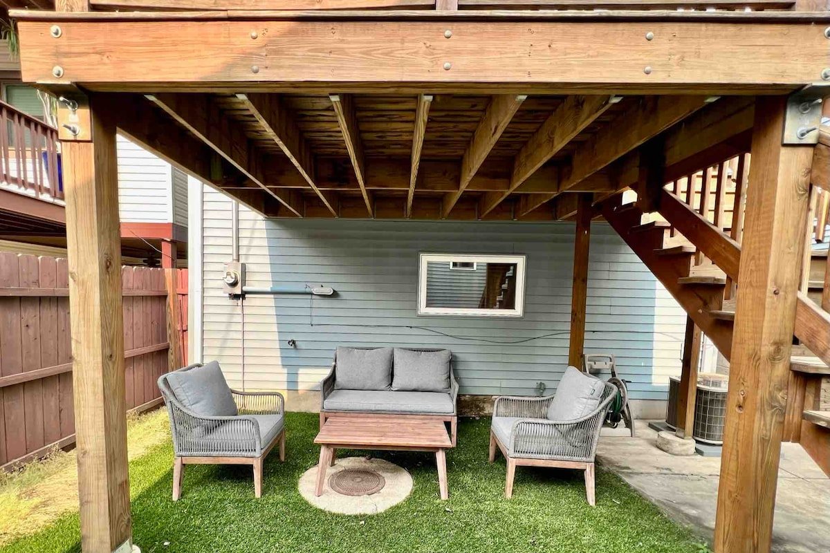 Modern Single-Family Home w/outdoor space + garage gallery image 4