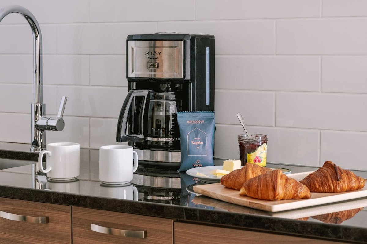 Sonder Penny Lane | Spacious Two-Bedroom Apartment gallery image 3