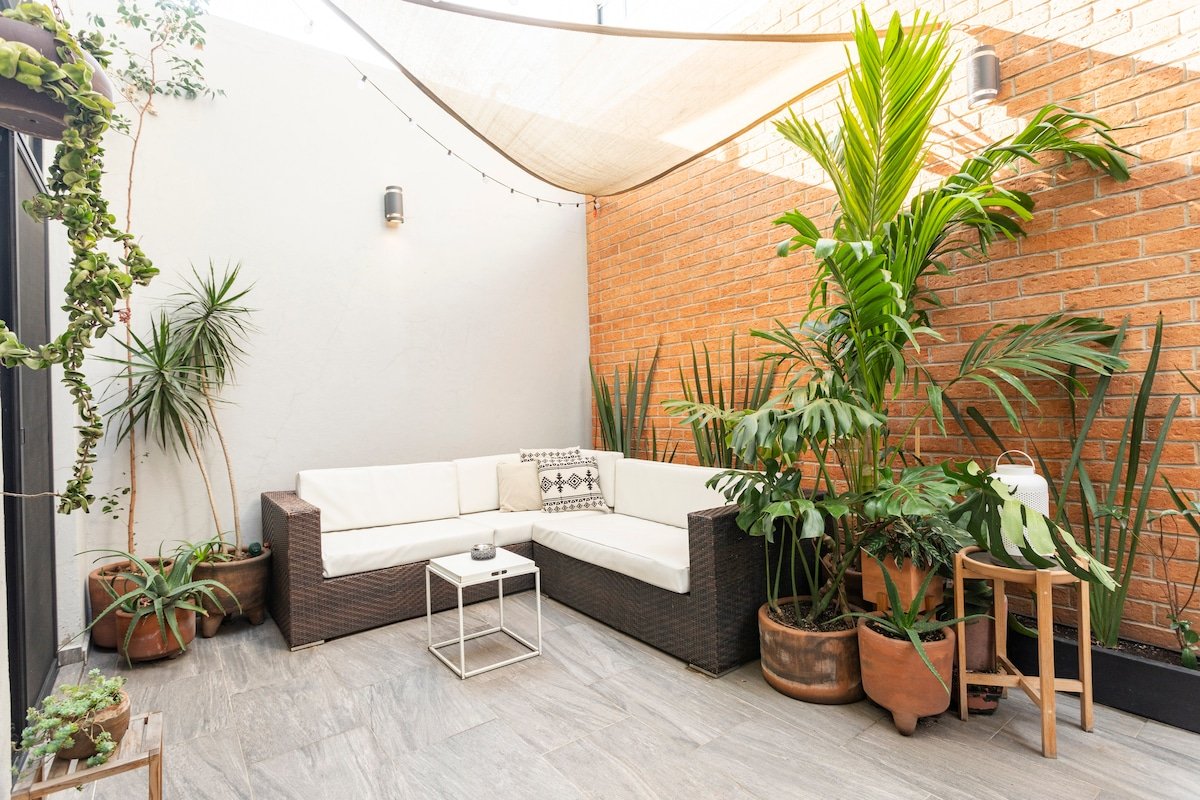 Modern with large private terrace & rooftop pool gallery image 4