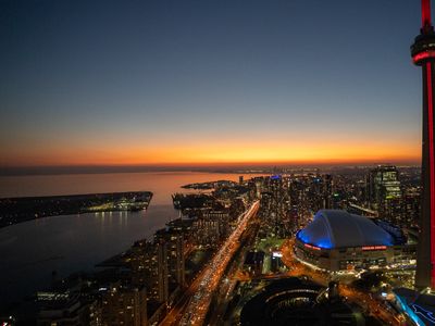 Hi Rise CN Tower/Skyline View – 4Beds+Parking