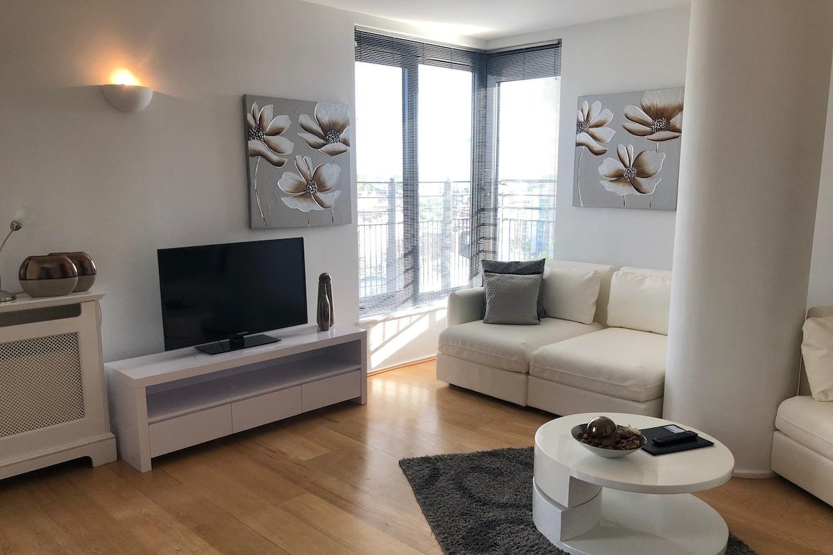 Modern, Fresh, 2bed 2bath South Kensington gallery image 3