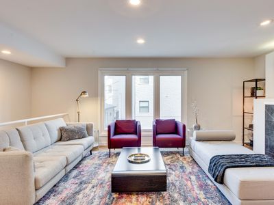 Upscale 4-Bedroom Townhouse w/Garage – LOCATION