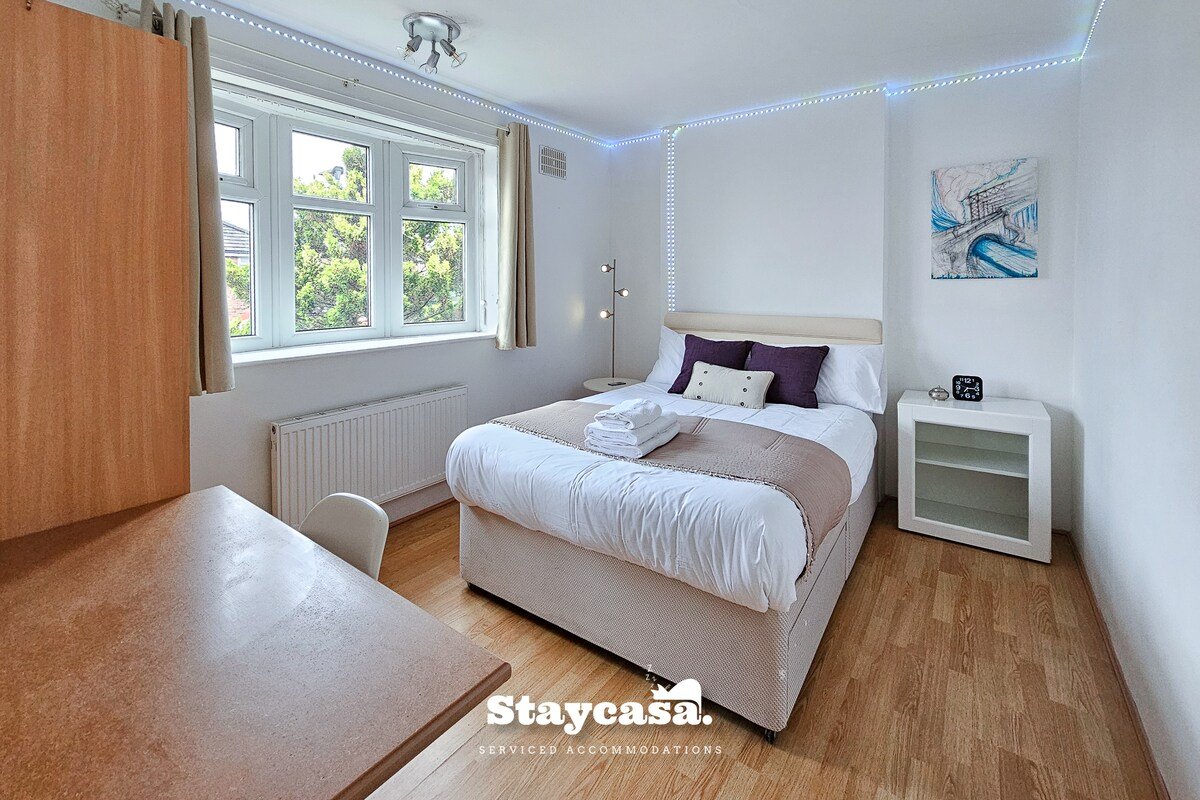 Inviting Serene Abode Large Driveway sleeps 12 gallery image 4