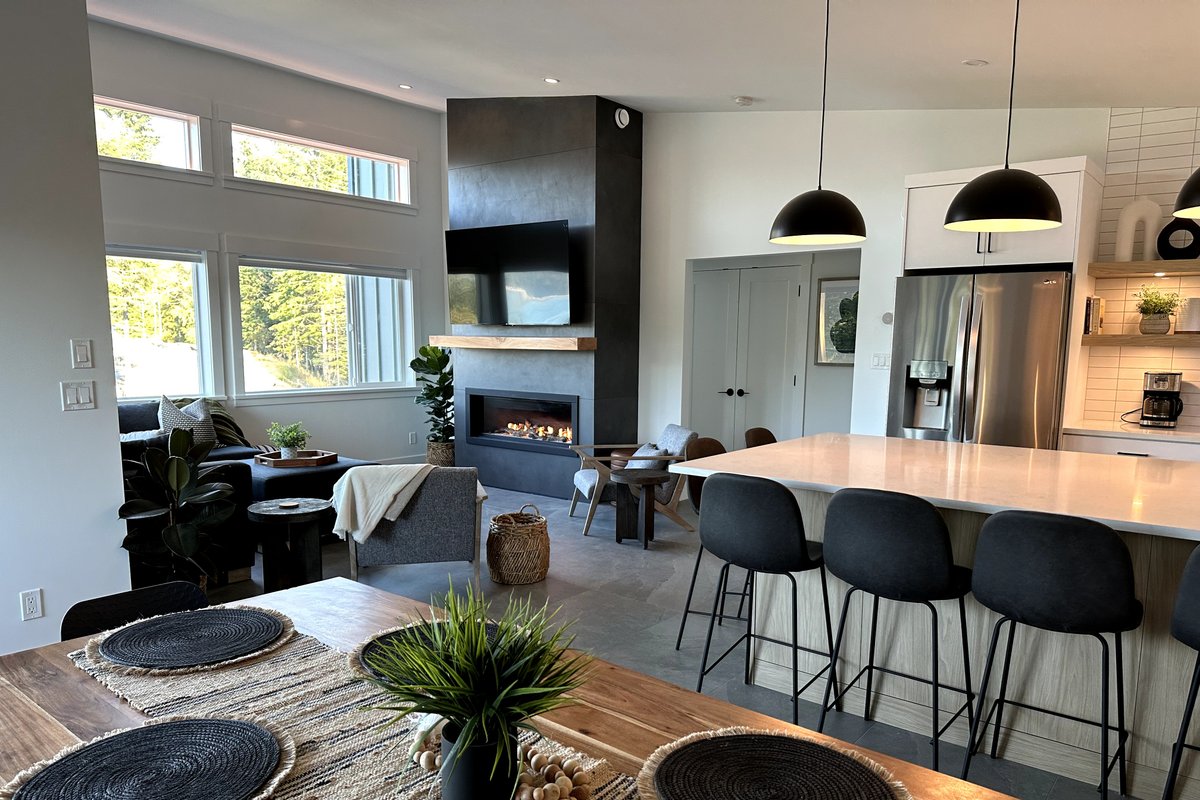 Beachview Retreats – Suite A + B w/ Hot tub & View