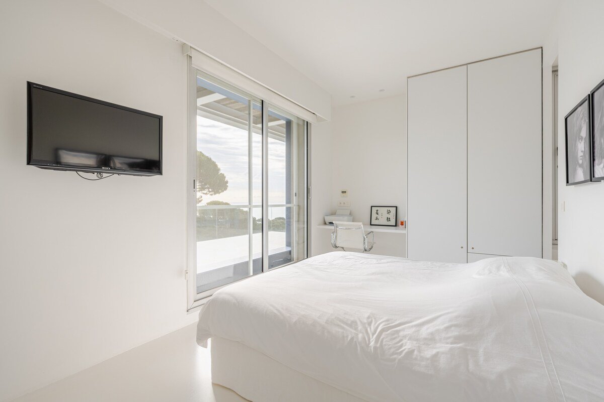 Architect-designed 5 Bedrooms Villa Cap d’Antibes gallery image 2