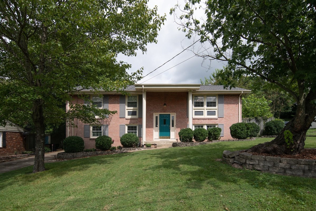 GREAT FOE LARGE GROUPS SLEEPS 12 Close to DOWNTOWN gallery image 5