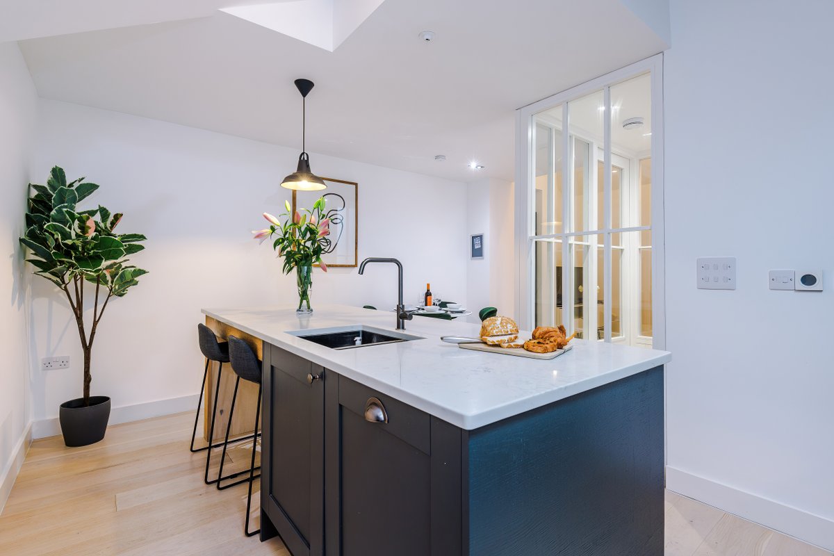 Deluxe Townhouse Close to Designer Shops and Bars