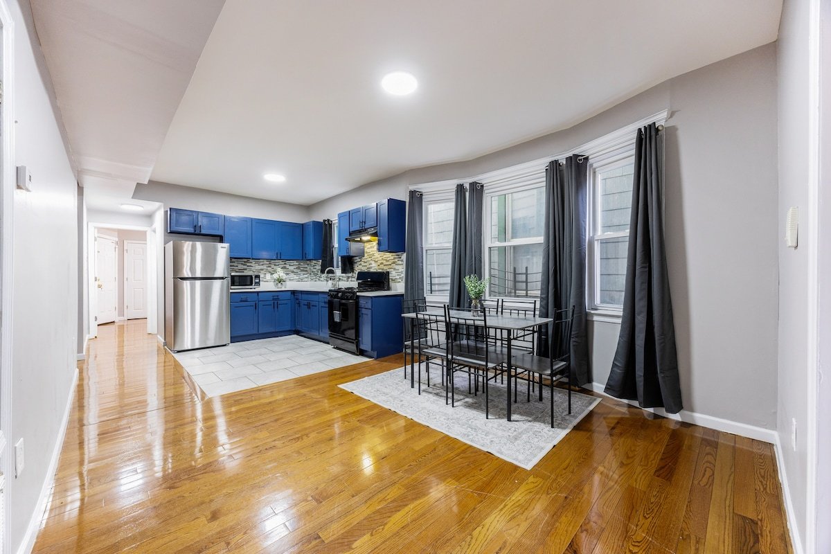 Multi Family House- 3 Full Apartments gallery image 4