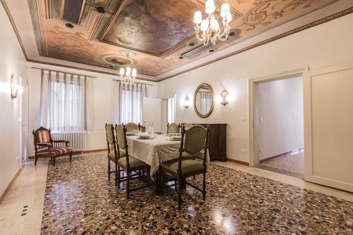 Ca’ affresco stunning family flat by Saint Mark’s gallery image 2