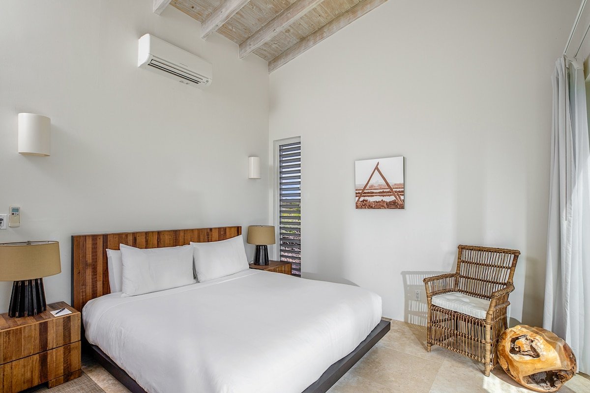 Three Bedroom Peninsula Oceanfront Reef Villa gallery image 2