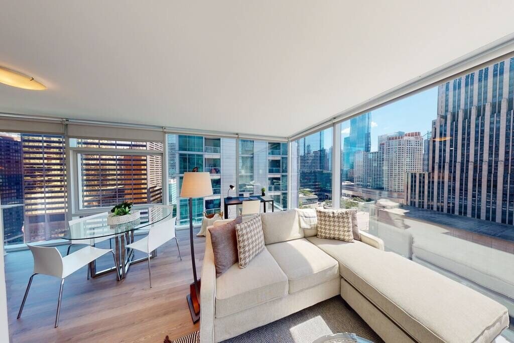 Gorgeous Corner 2 Bedroom off the Magnificent Mile gallery image 4