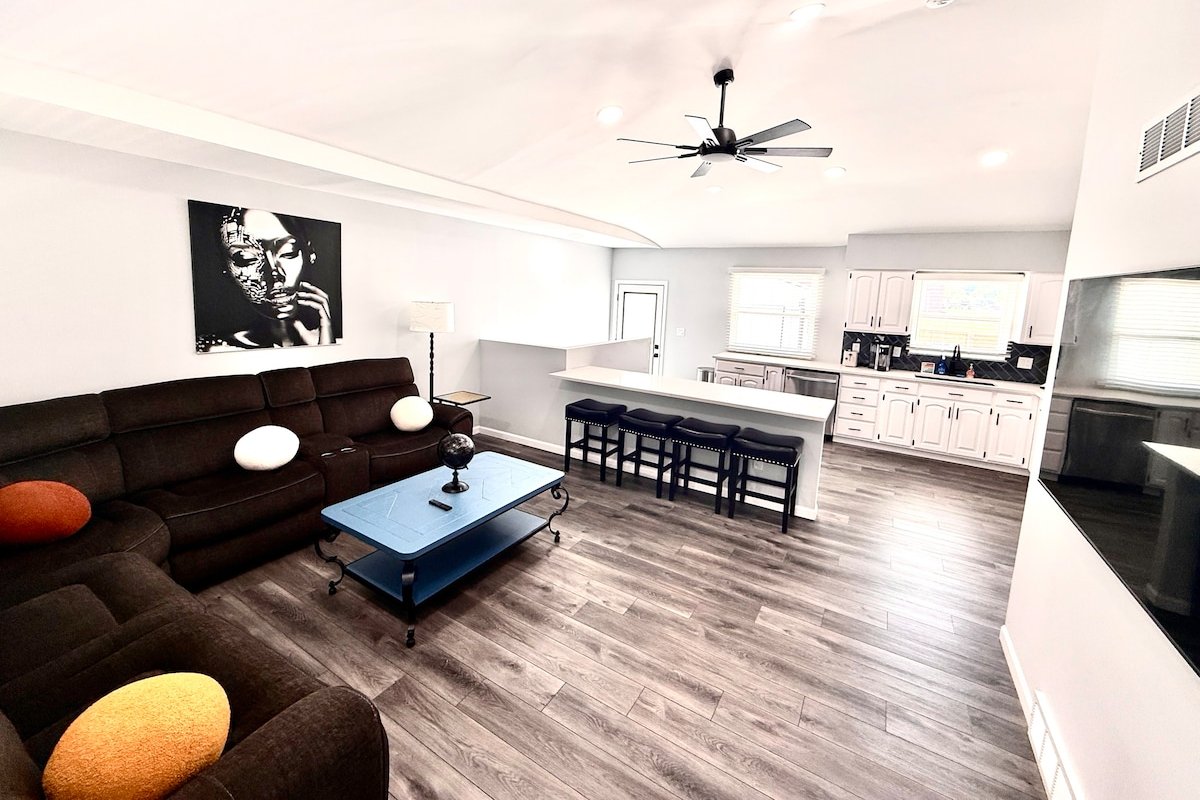 The Headquarters by: BLUE 5 bedrooms_Hot tub_park! gallery image 4