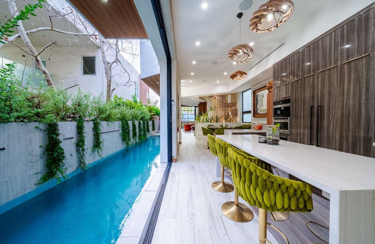 Designer Venice Retreat | Pool, Spa & Rooftop gallery image 2