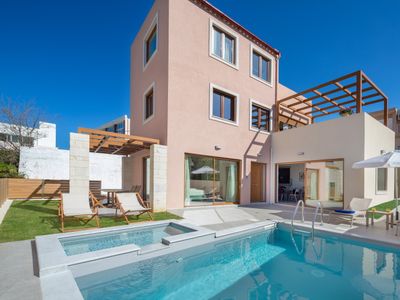 300m from Beach w/Private Pool, Walk to Amenities