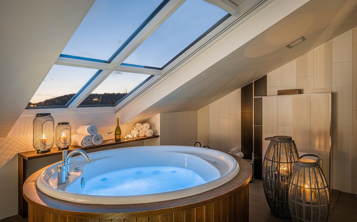 4BR 3,5bath Penthouse Jacuzzi Balcony Castle V!EWS gallery image 3