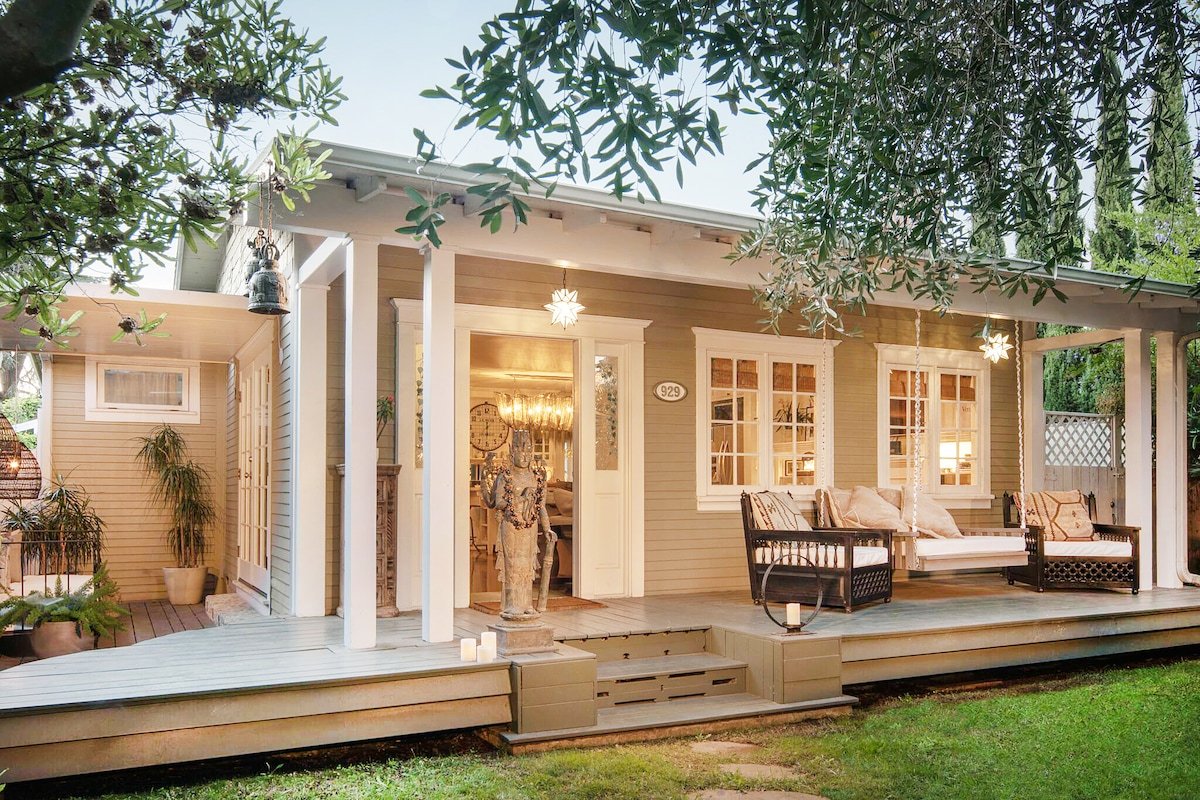 Foxden: Historic Venice Beach Walk Street Bungalow gallery image 2