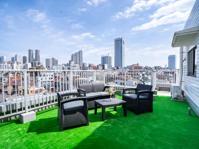 6楼602有电梯「西新宿五丁目」车站走路700米，4分钟直达新宿，房源75平方米加30平方超大阳台