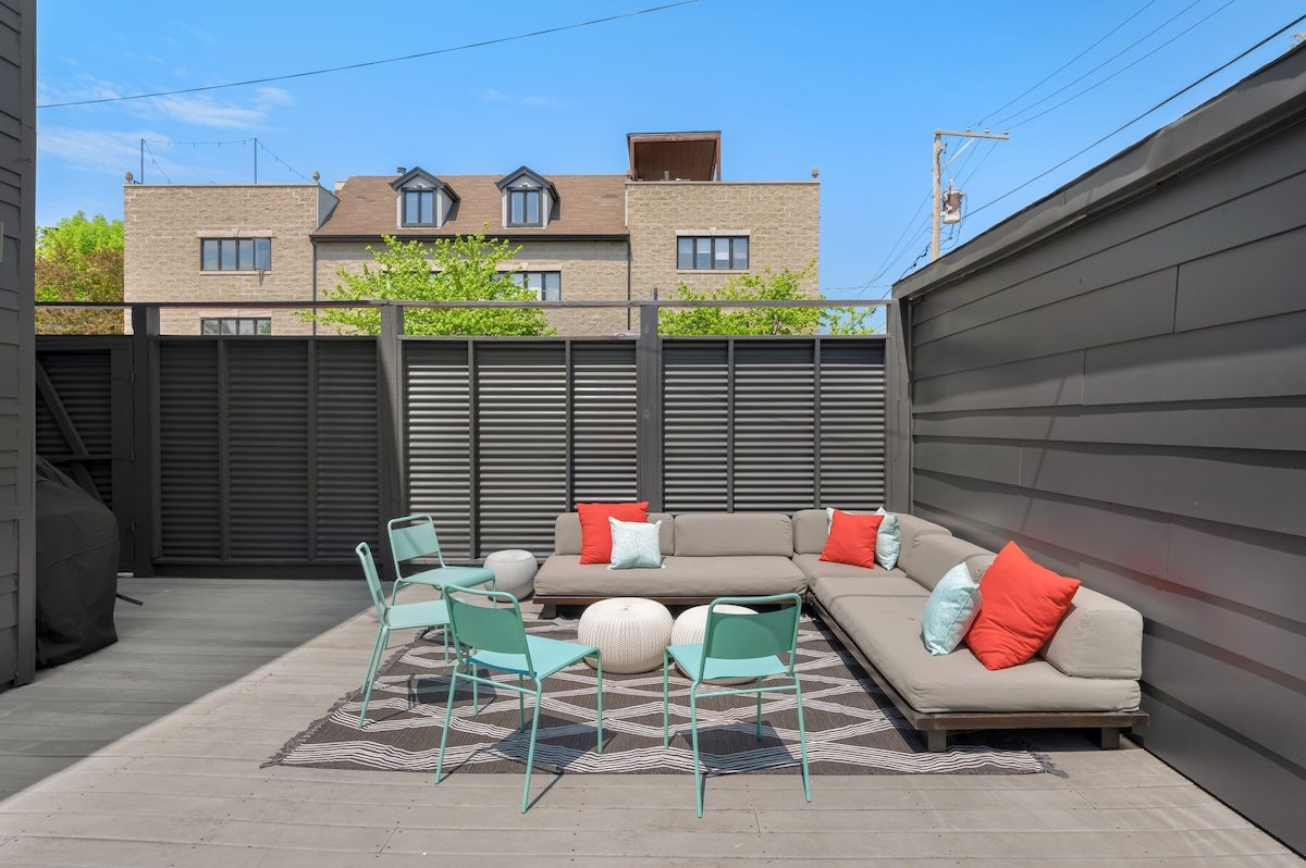 GRAND Modern Retreat w/ large patio + garage gallery image 5