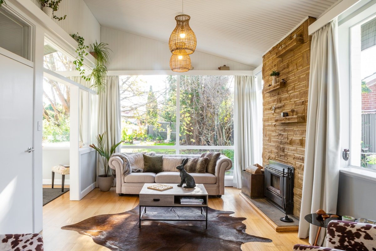 5mins to Mona, Stunning Waterfront Home & Garden gallery image 5