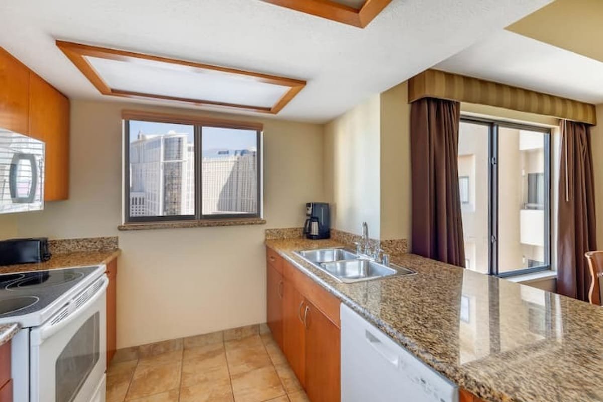 Polo Towers 2bedroom on the strip gallery image 5