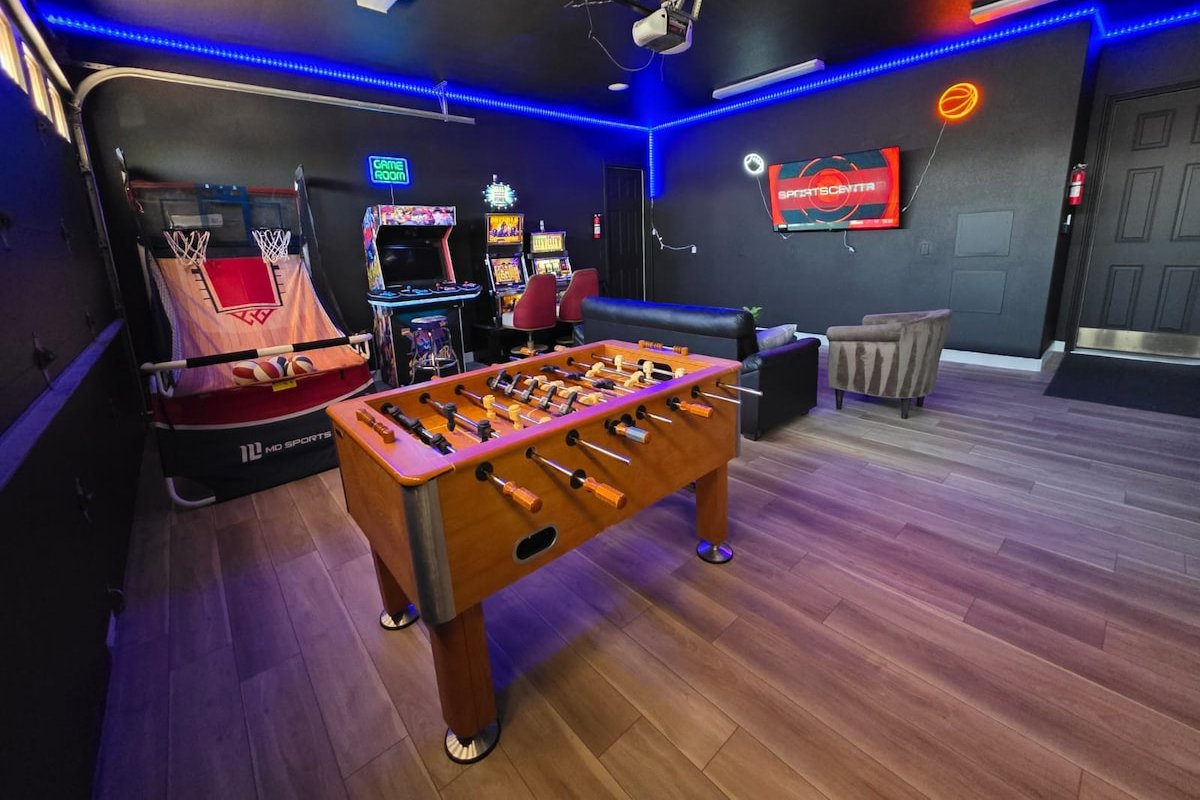 Luxury Mansion, 5 Minutes from Strip! 7bdrm, 16bed gallery image 4