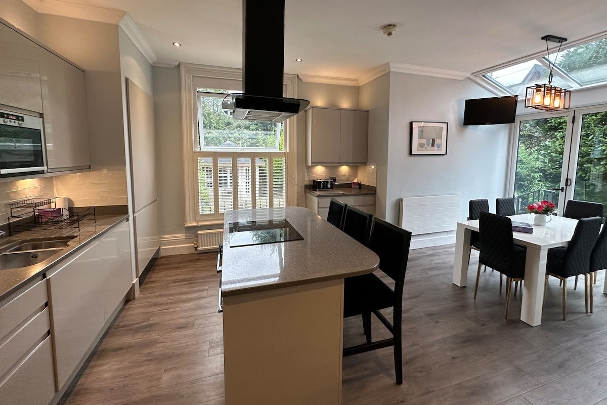 Spacious Victorian House Central Sale Free Parking gallery image 2