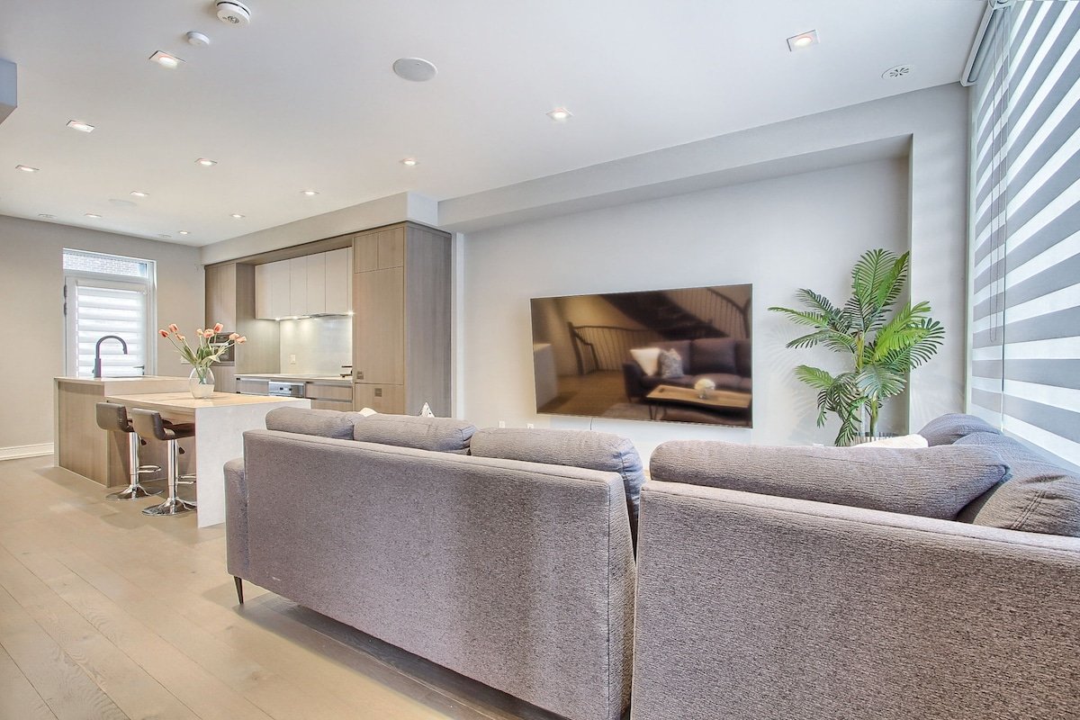 4 Bedroom Downtown Home Toronto gallery image 2