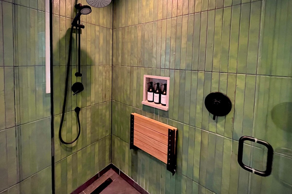 MadisonModern: walk to dining & Madison Park gallery image 4