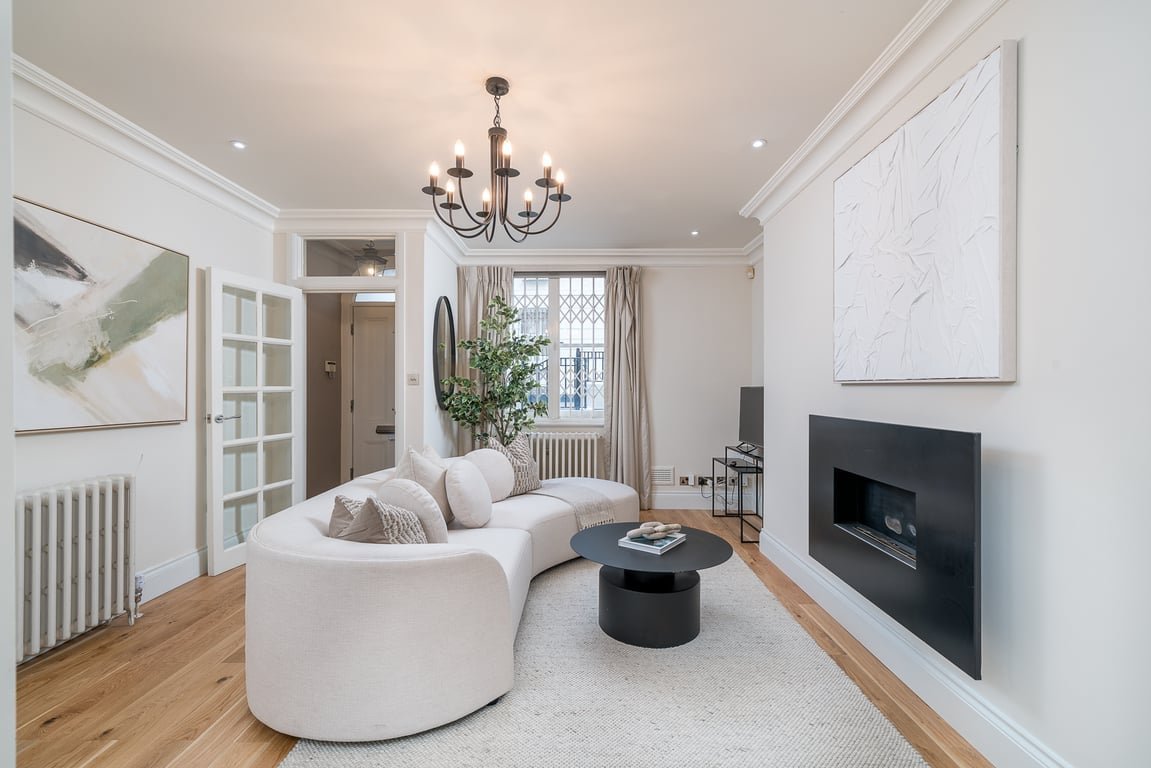 ​Elegant 3-Bed Knightsbridge House with Terrace gallery image 4