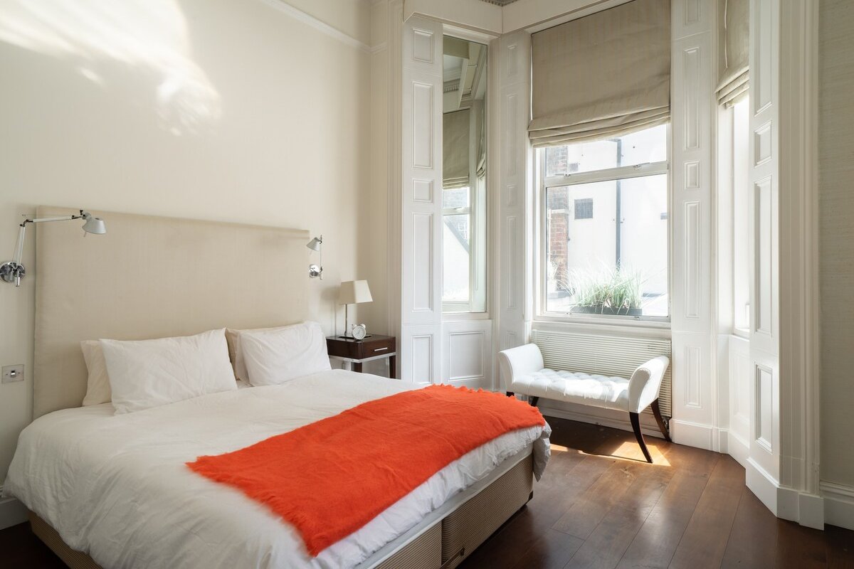 Super Knightsbridge 2 bed Apartment gallery image 3