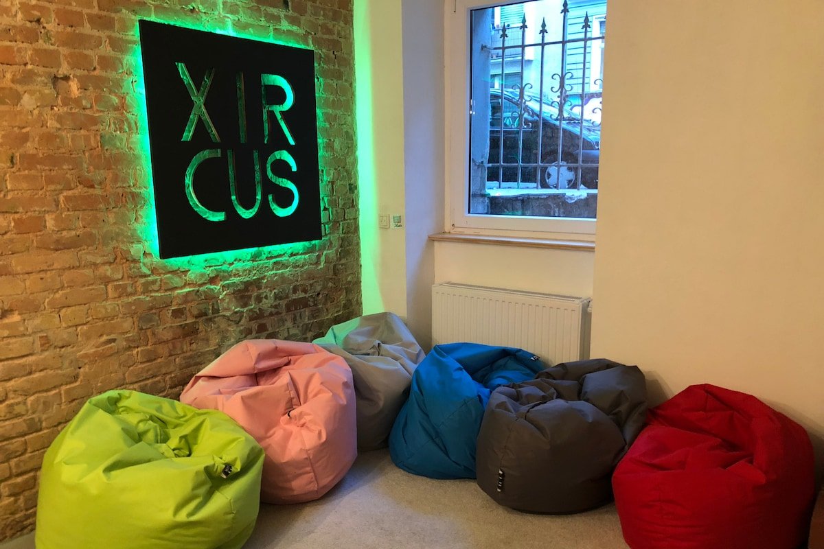 *NEU* Stylish Design-Flat, 8 Room, 4 Bath, central gallery image 5