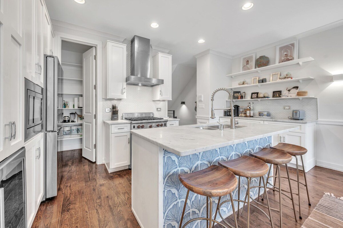 Trendy & Cozy 4BR/4BA with Garage,West Town gallery image 2