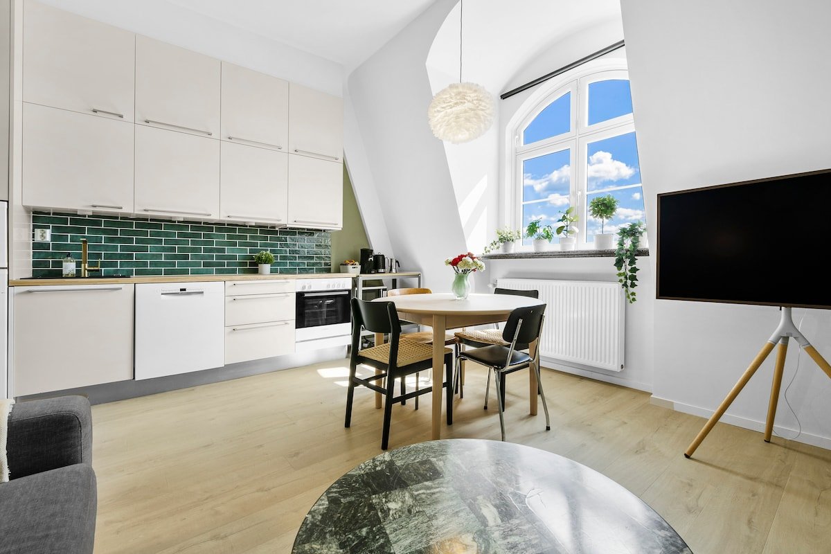 2BR City Center Apt: Opera + Munch + Royal Views gallery image 2