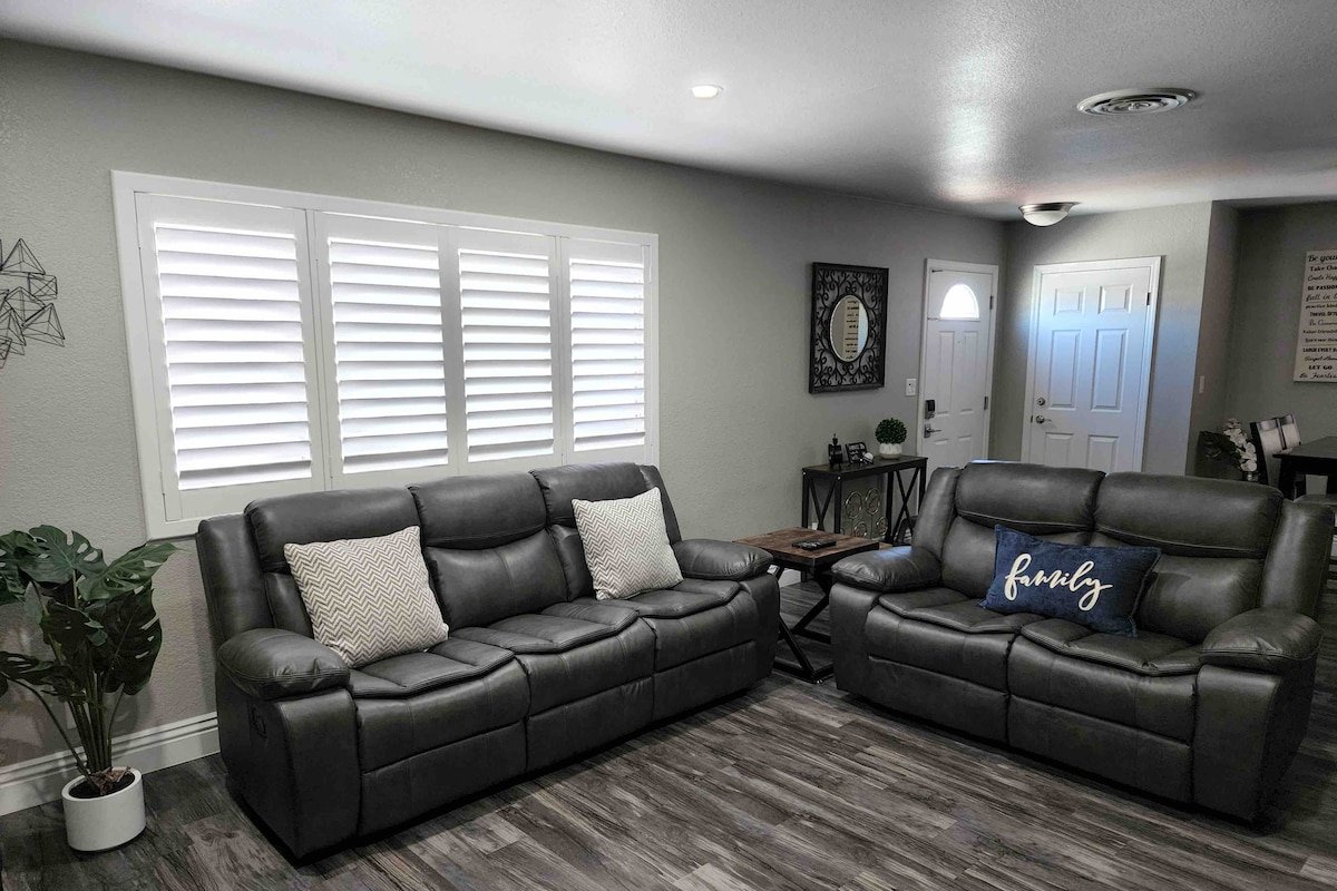 Excellent Location! Private Pool, optional heated. gallery image 4