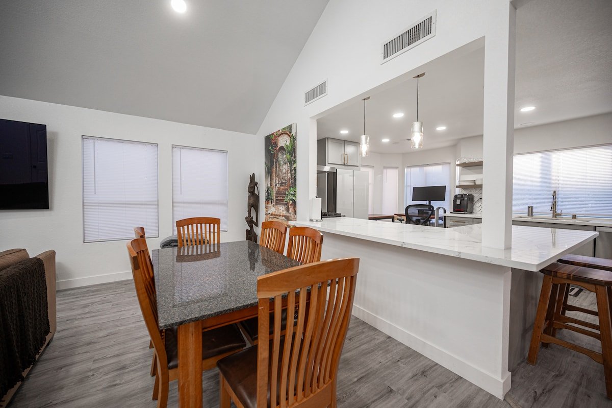 Pool, Spa, King Beds, 12 min to Strip 6 to Airport gallery image 5