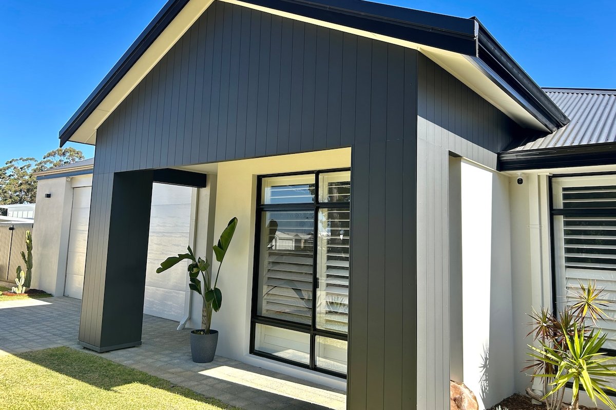 Poolside Paradise gallery image 4