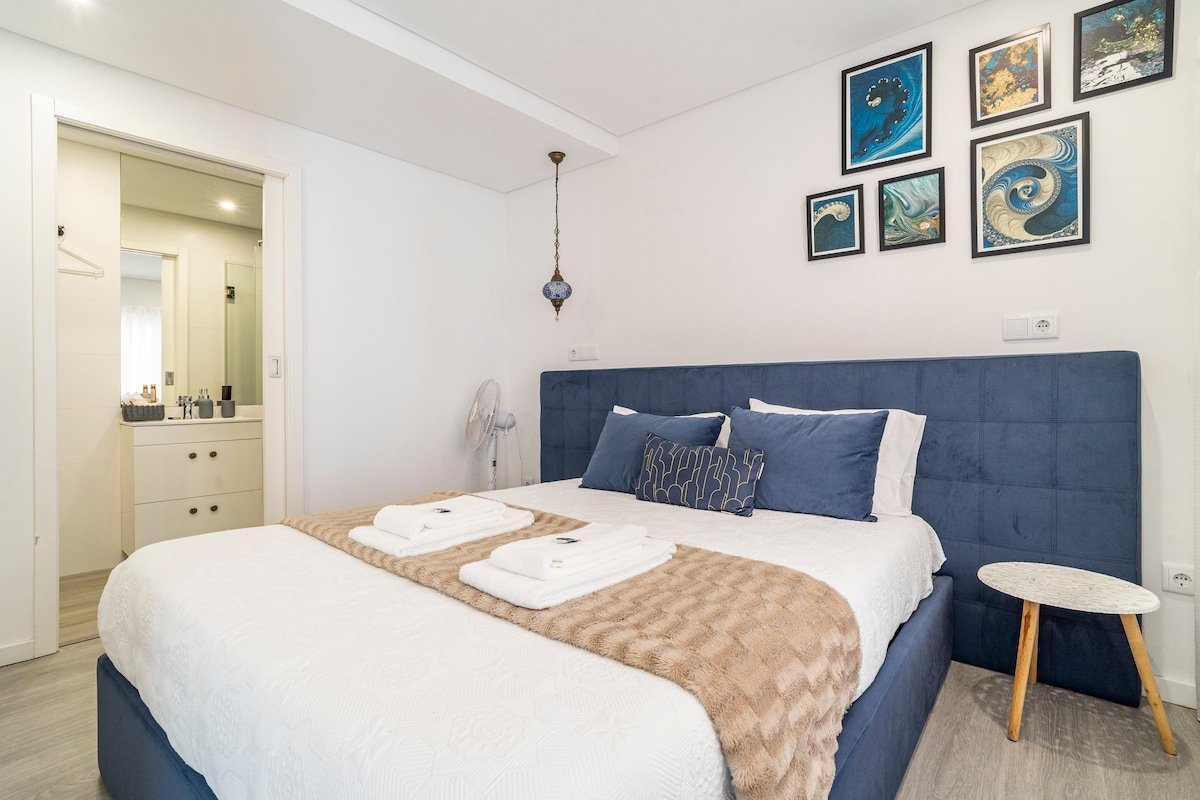 LUXURY PENTHOUSE – River Gallery Art – View&Center gallery image 3