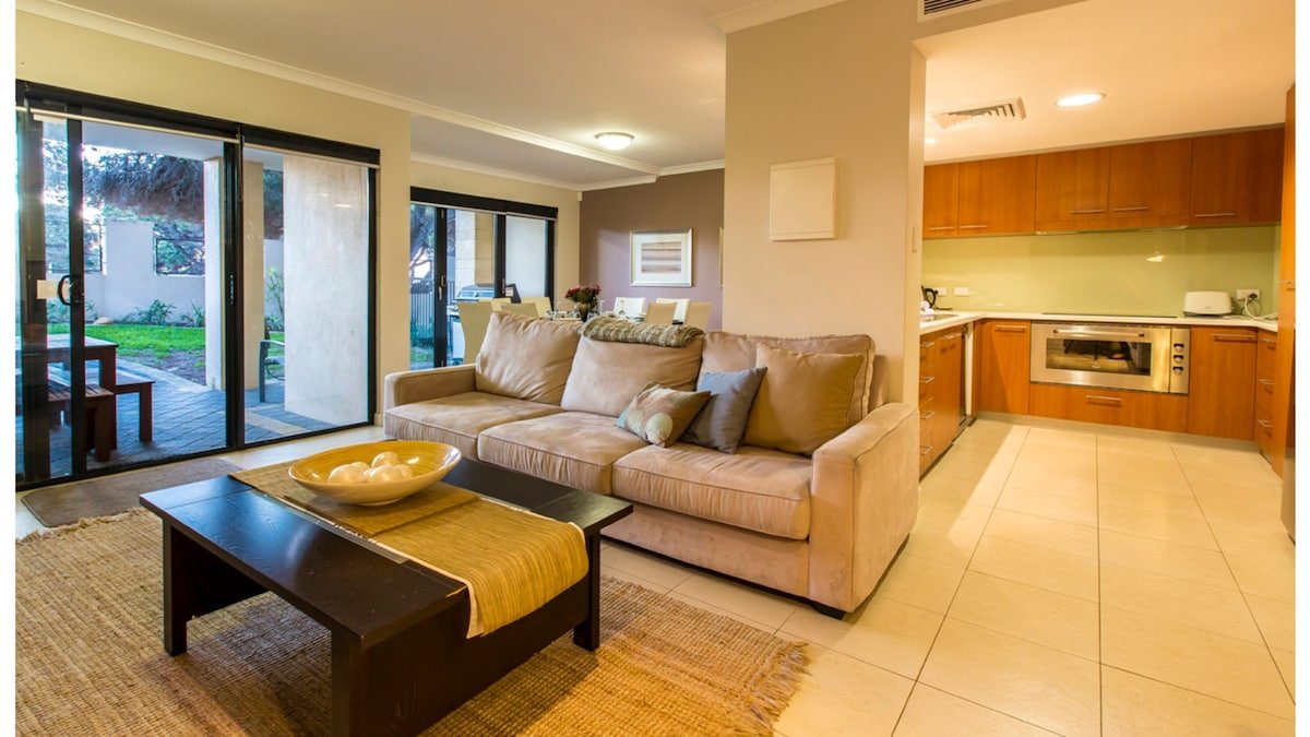 Surfside 9: In the Idyllic Yallingup Beach Scene gallery image 3