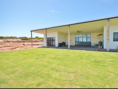 Off The Hook. Large Spacious House on Acherage