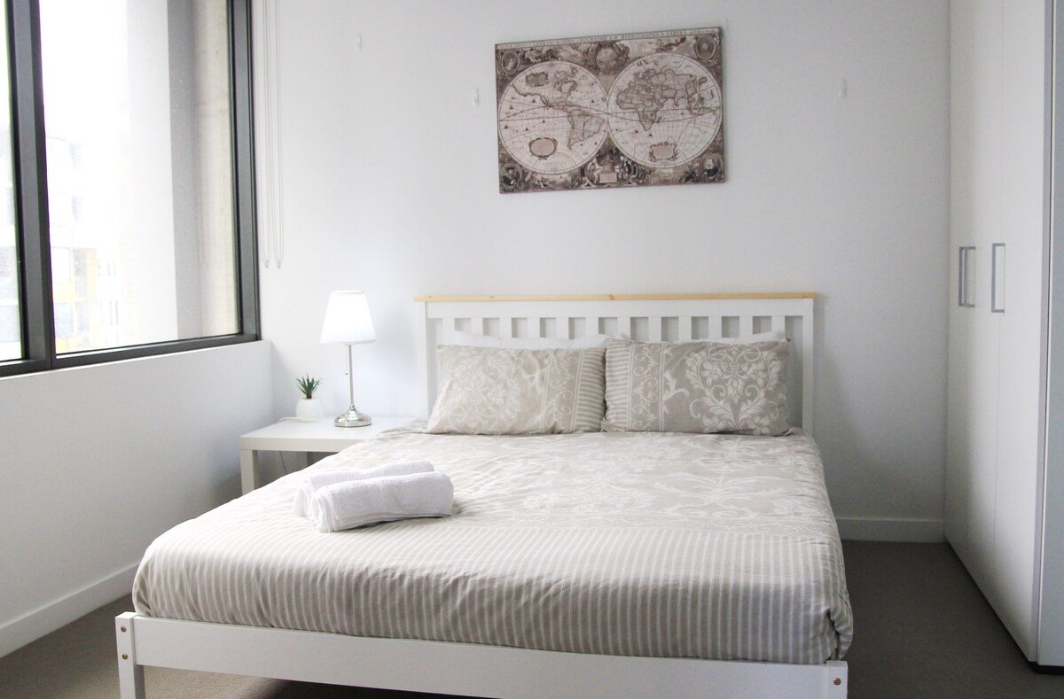 Sanitised*CBD 2 bedroom 5 beds + carpark $10 a day gallery image 3