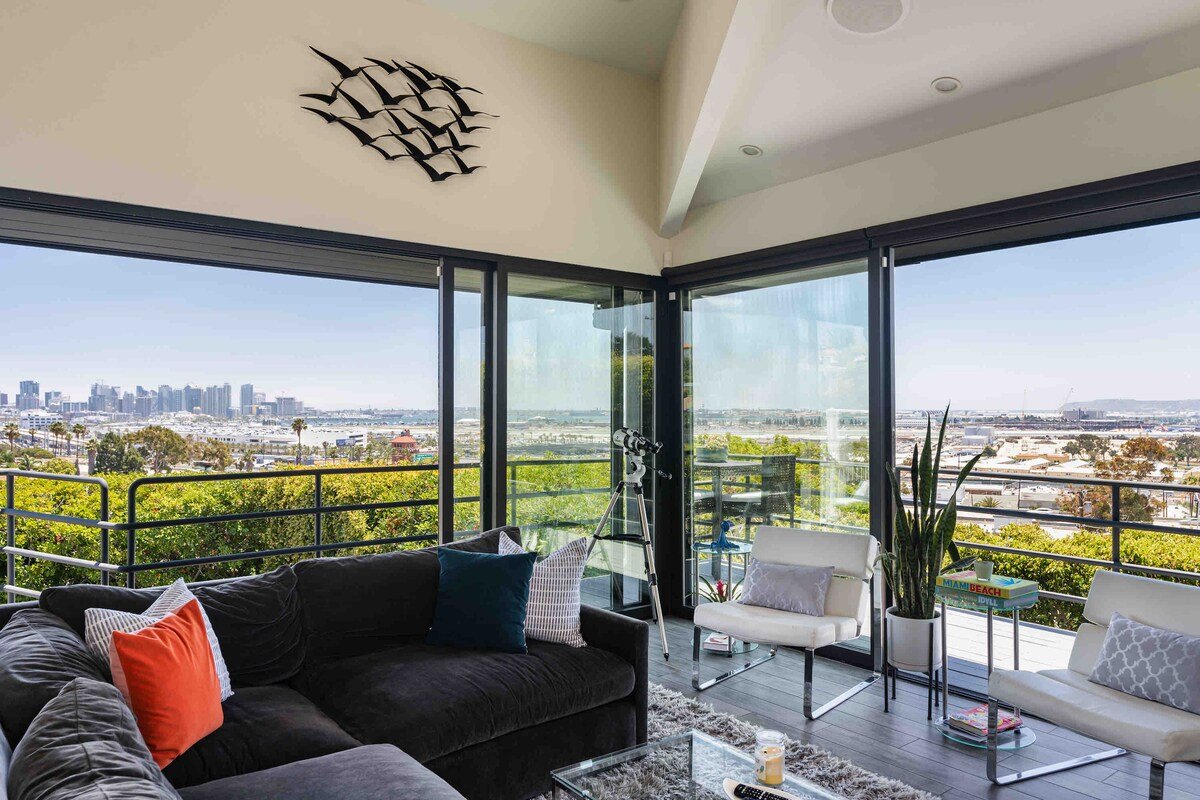 Sophisticated Designer Home w/ Guest House & Pool! gallery image 3