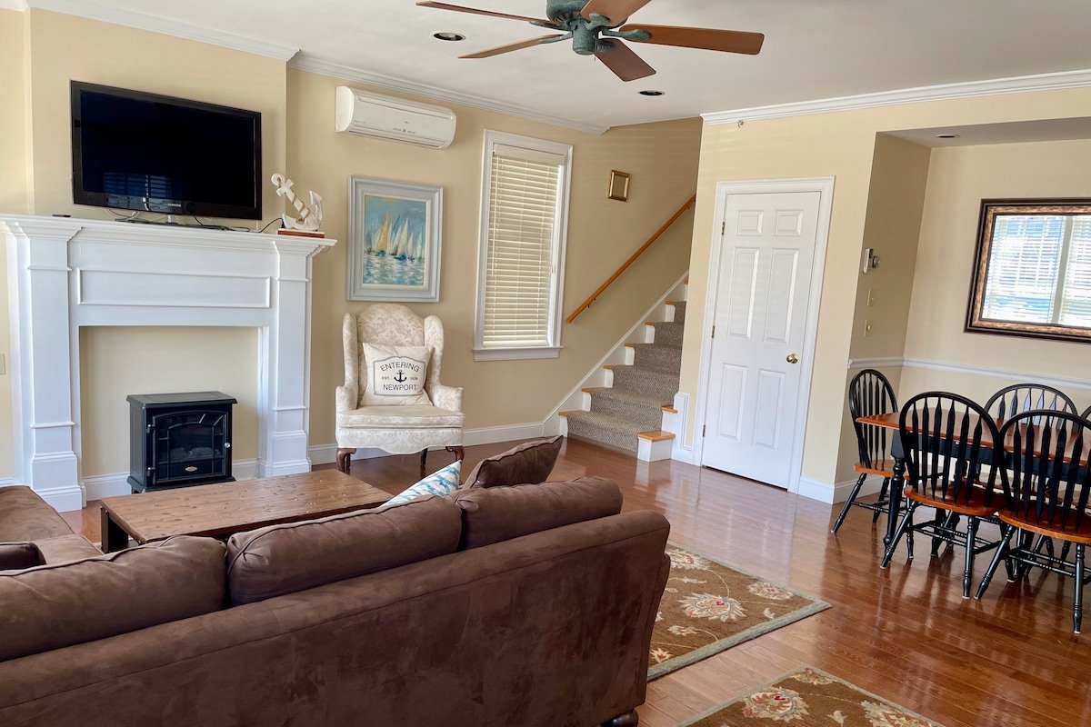 Modern Cottage in Downtown NPT-Walk to All gallery image 4