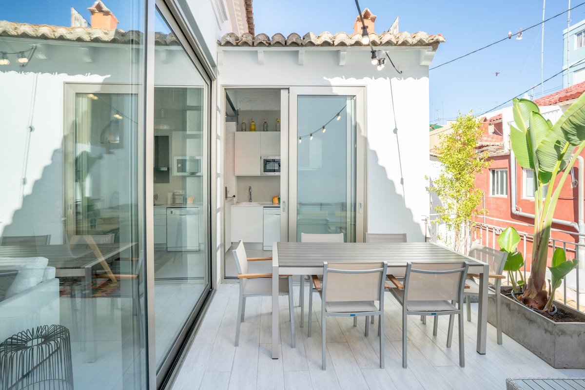 M House Loft with Terrace Close to Port, Beach and Subway gallery image 3