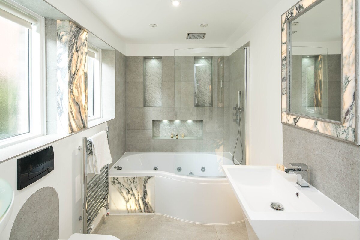 Stylish 2 bed flat on Netherhall Gardens gallery image 5